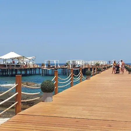 아파트 Sea View 3 Bedroom In A Village Agios Georgios (Girne)