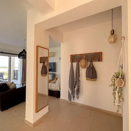 Sea View 3 Bedroom In A Village 아파트 *